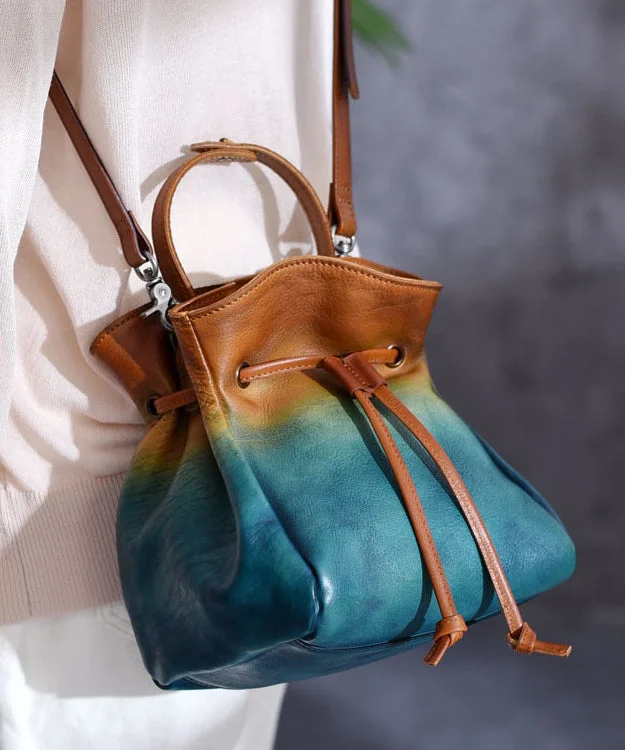 Túi đeo chéo có dây rút vẽ tay màu xanh gradient nguyên bản