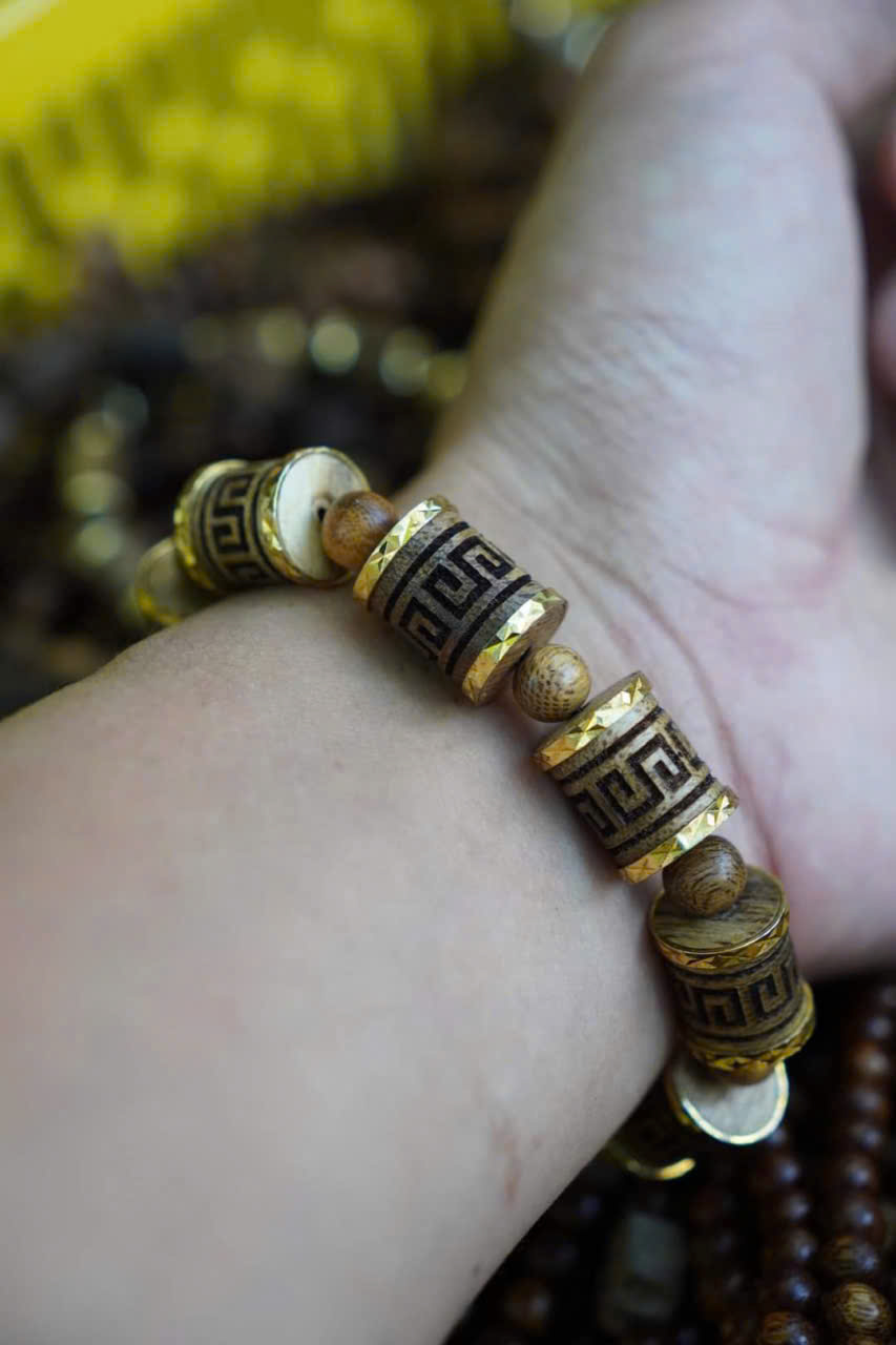 Vòng trầm aloura 01