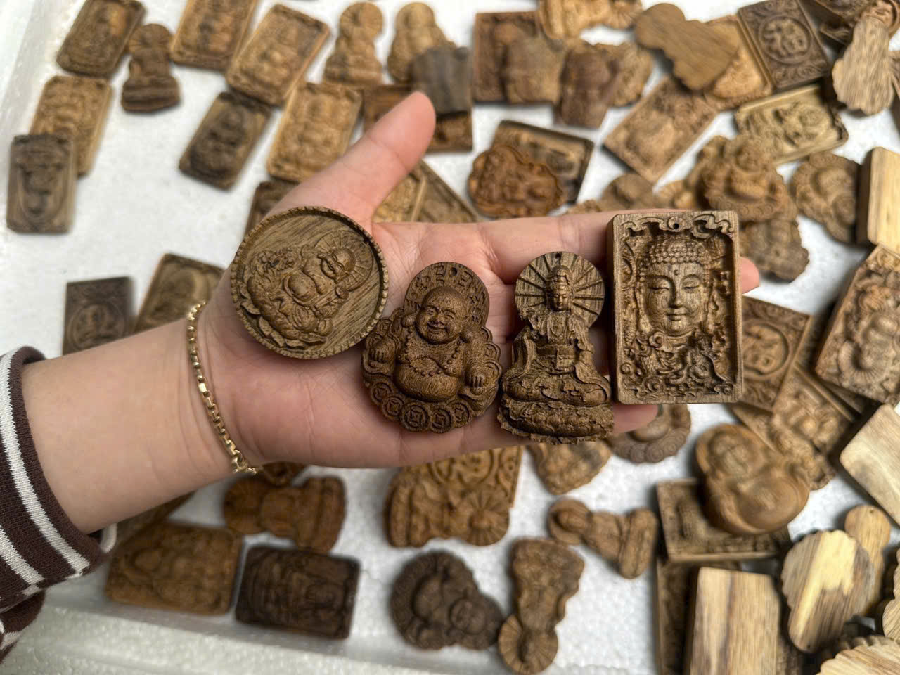 Vòng trầm aloura 02